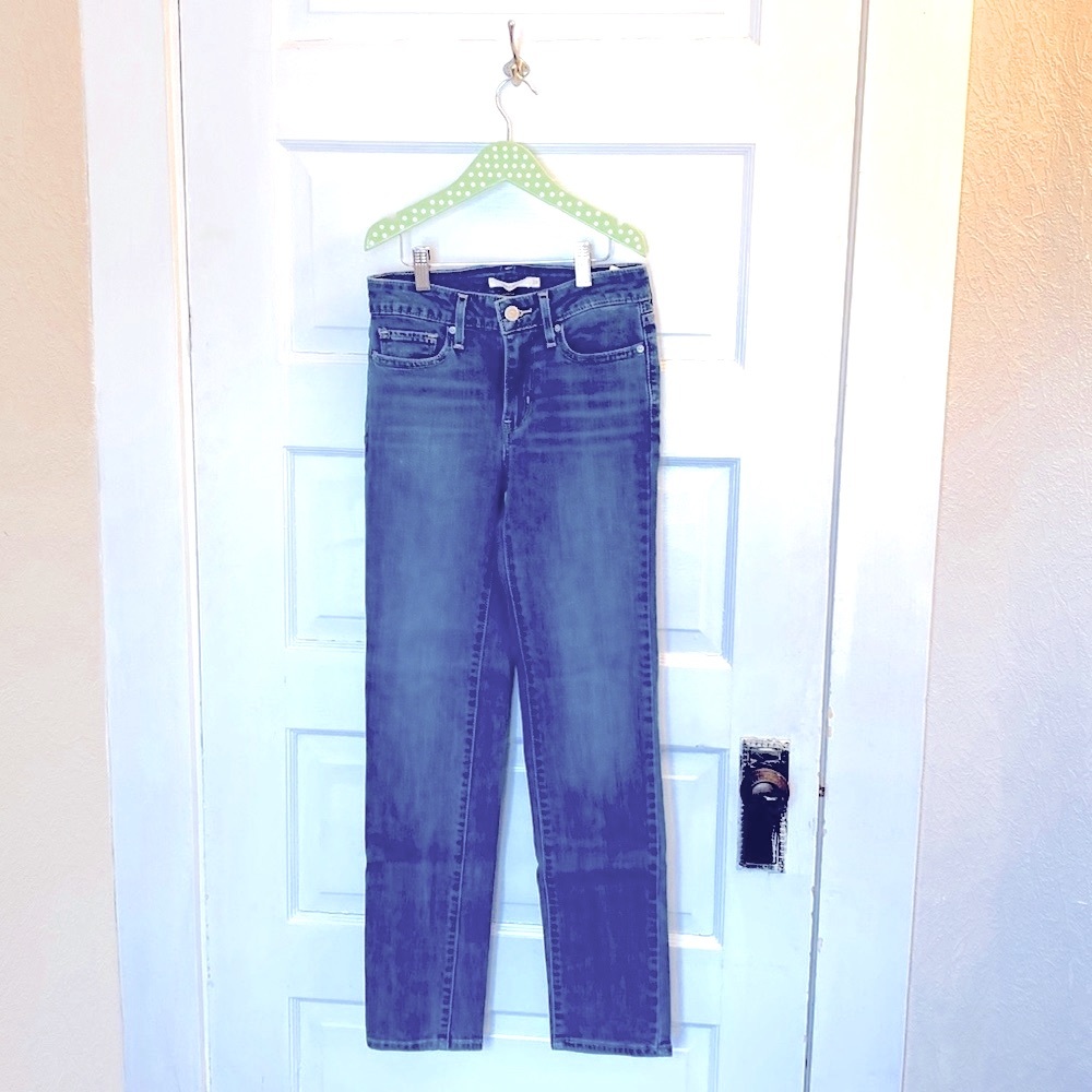 These jeans have only been worn a couple times and are in great condition!